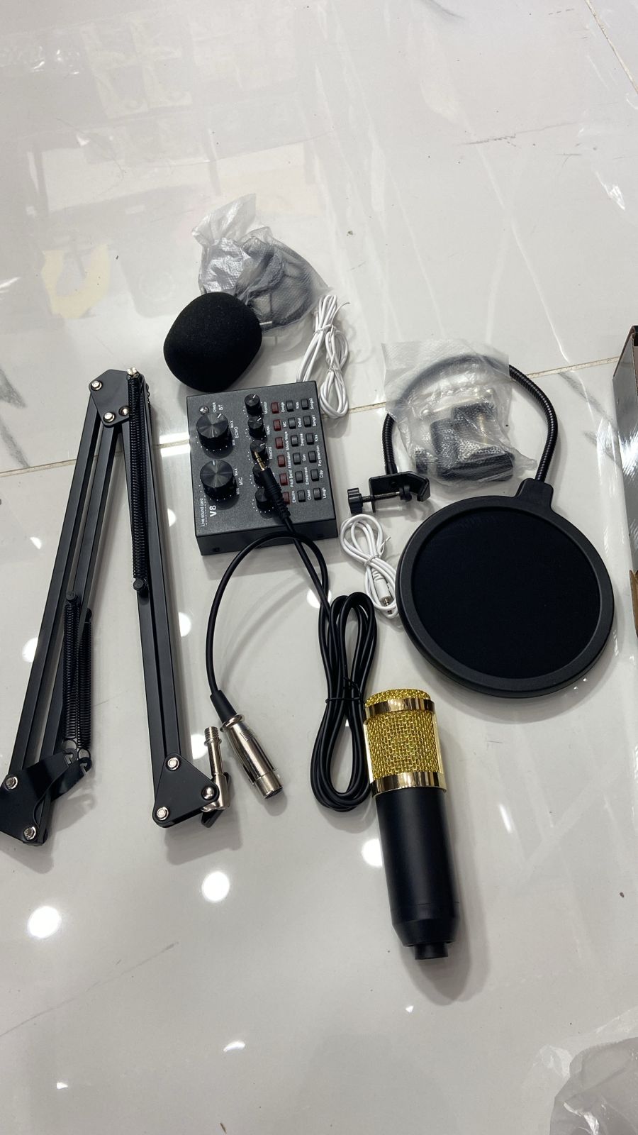 طقم برايس للبودكاست (ميكروفون، كارت صوت خارجي، كابلات، حامل للمايكروفون)